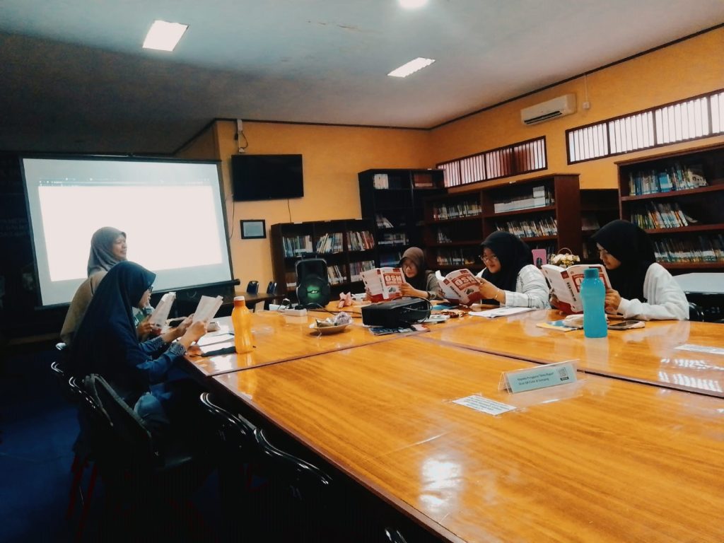 Kegiatan Belajar Persiapan OSN di Perpustakaan