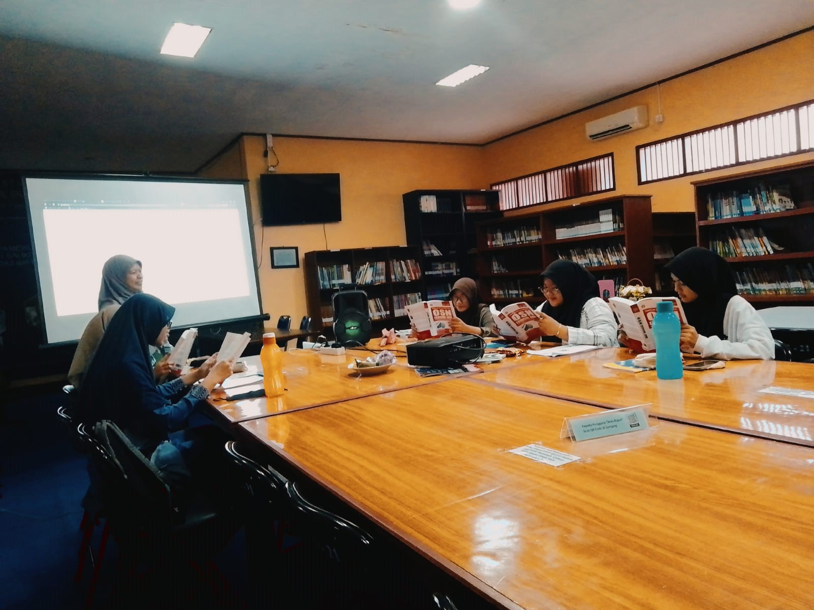 Kegiatan Belajar Persiapan OSN di Perpustakaan