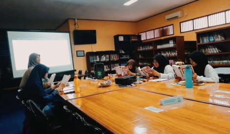 Kegiatan Belajar Persiapan OSN di Perpustakaan